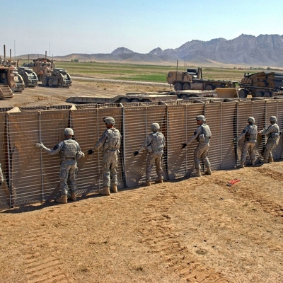 안전 보호 를 위해 가등화 된 맞춤형 군사 장벽