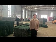 방어 장벽 워크샵에서 제품 모델을 설명합니다.