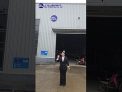 1인칭 관점에서는 방어 장벽 공장을 둘러볼 수 있습니다.