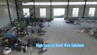 드론의 관점에서 Razor Wire 공장을 둘러볼 수 있습니다.