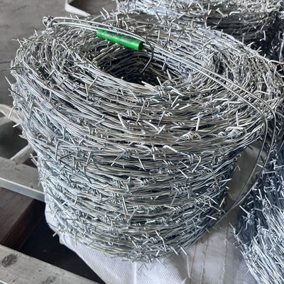공장 핫 덤프 된  Galvanized 톱니 와이어 Mesh 보안 울타리 12.5 가이드 18 가이드 PVC 코팅 철 톱니 와이어