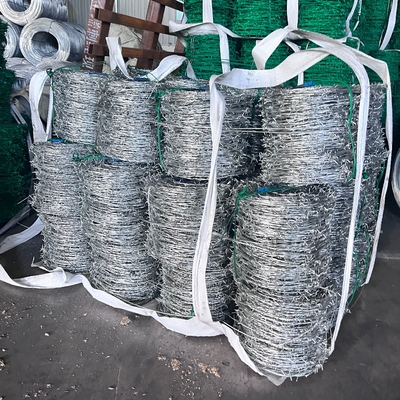 공장 핫 덤프 된  Galvanized 톱니 와이어 Mesh 보안 울타리 12.5 가이드 18 가이드 PVC 코팅 철 톱니 와이어