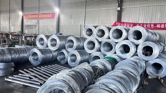 공장 핫 덤프 된  Galvanized 톱니 와이어 Mesh 보안 울타리 12.5 가이드 18 가이드 PVC 코팅 철 톱니 와이어