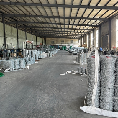 공장 핫 덤프 된  Galvanized 톱니 와이어 Mesh 보안 울타리 12.5 가이드 18 가이드 PVC 코팅 철 톱니 와이어
