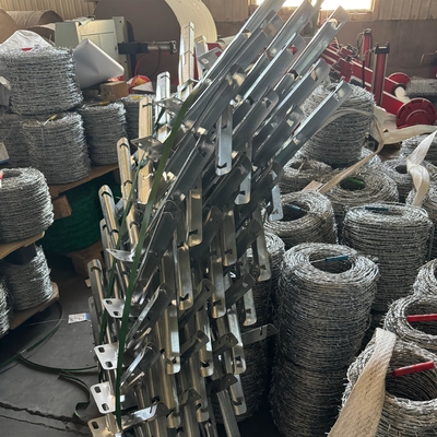 공장 핫 덤프 된  Galvanized 톱니 와이어 Mesh 보안 울타리 12.5 가이드 18 가이드 PVC 코팅 철 톱니 와이어