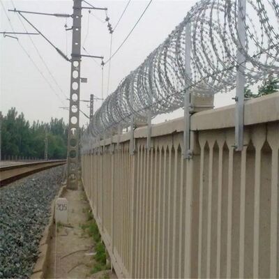 국경 형무소 경계 보호를 위한 높은 장력 직류 전기를 통한 면도칼 가시철사 교차하는 유형 콘서티나 잎 철사